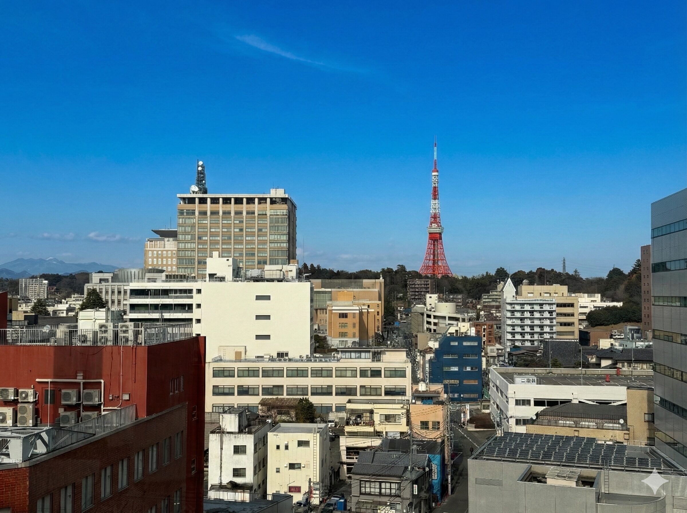 geminiで生成した社窓からの画像。空が青く、宇都宮タワーが東京タワーに変わっている。